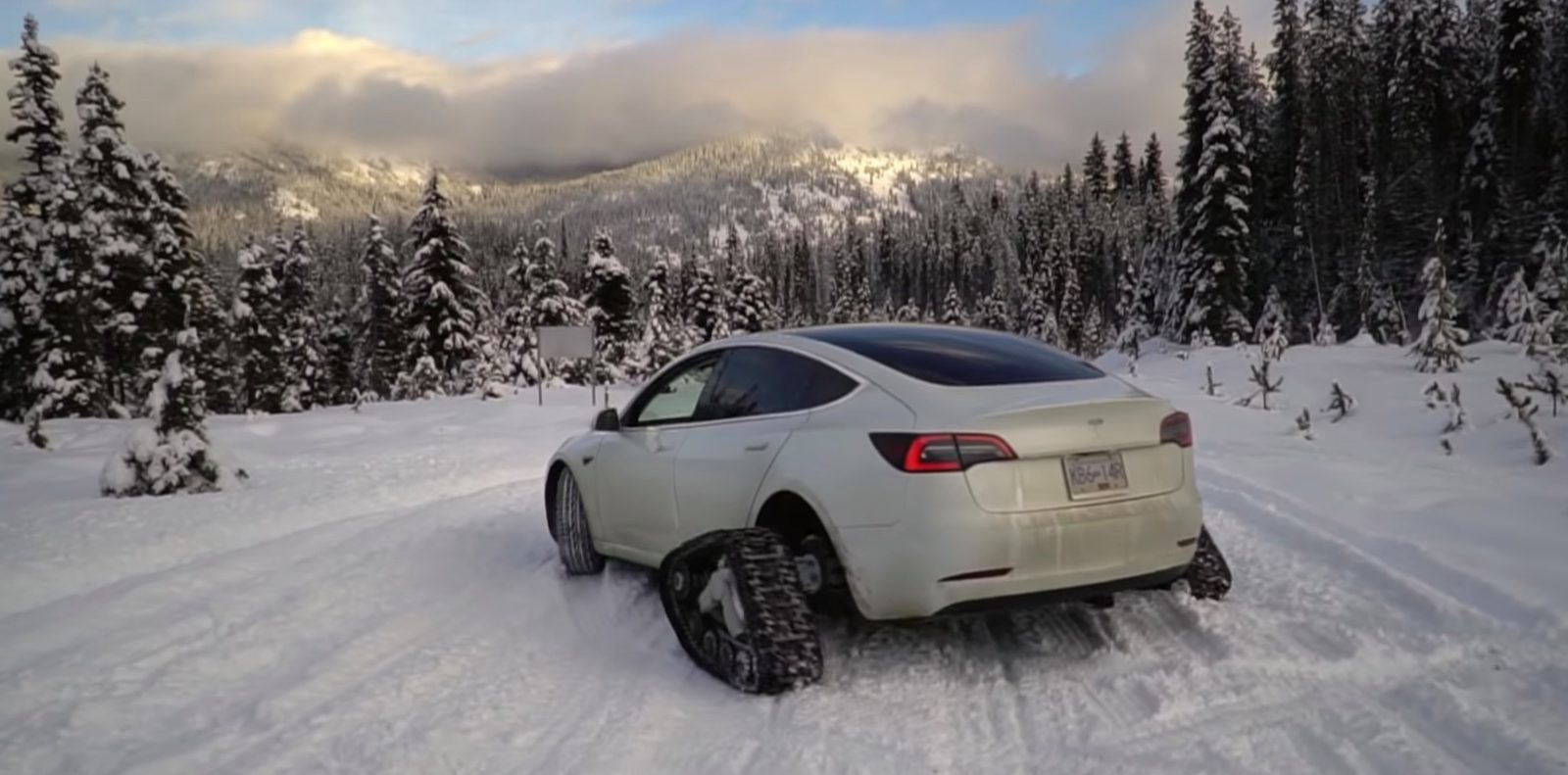 Автолюбитель из Канады превратил электрокар Tesla в снегоход - GR8 AUTO  UKRAINE